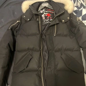 Moose knuckles jacka - Säljer en svart dunjacka från Moose Knuckles med vit päls. Självklart äkta, kvitto o galje från butik finns o medkommer vid köp ✅ storlek S/P. Nypris 14000❌ vårt pris 4899kr✅ Skriv privat för mer information🙌