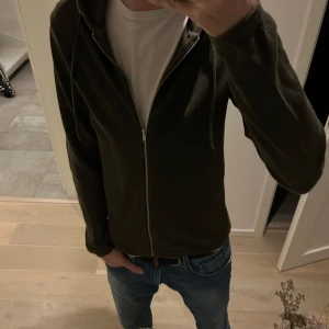 Zip hoodie - Säljer min mörkgröna zip hoodie, hör av er vid frågor! 
