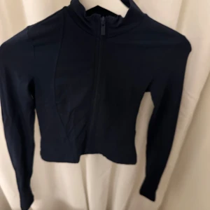 Tränings kofta  - Träningskofta ifrån gina. Helt oanvänd med lappen kvar