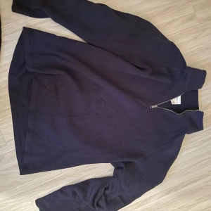Mörkblå halvzip från Mango - Säljer en stilren mörkblå tröja från mango, sparsamt använd i storlek S