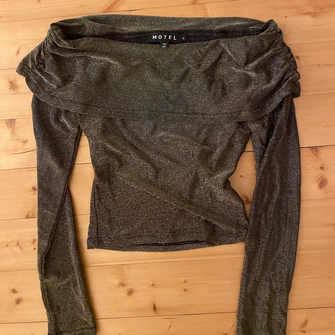 Glittrig offshoulder topp från Motel