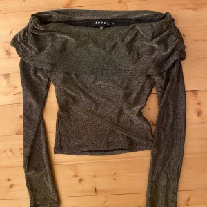 Glittrig offshoulder topp från Motel - Snygg glittrig offshoulder topp från Motel i en mörkgrön nyans. Nästan aldrig använd