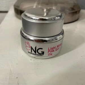 Light Milk Pink Gel från Nagelgiganten - Nagelgigantens Light Milk Pink Gel i en stilren silverburk på 15g. Denna gel har en mjuk rosa nyans, perfekt för en naturlig look på naglarna. Lätt att applicera och ger en jämn finish. använd bara på mej själv några få gånger 