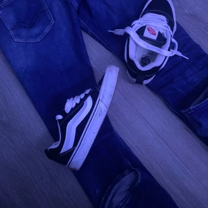 Sjukt trendiga vans skor!!! - Skorna är väldigt snygga och kan verkligen lägga till den touchen din outfit behöver för att se skitsnyg ut. De är väldigt svåra att hitta så dehär är en bra deal