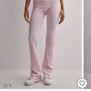 Rosa utsvänga yoga pants - Fina rosa utsvängda yoga pants, skriv för fler bilder ller frågor💞