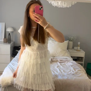 Studentklänning  - Säljer min studentklänning, endast använd under några timmar, Inge fläckar eller defekter utan den är så gott som ny 🥰 Storlek xs men passar S också, skriv för fler bilder. Nypris 899kr