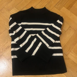 Svart och vit randig tröja från Gina Tricot!!! - Säljer en snygg svart och vit randig tröja från Gina Tricot då den inte kommer till användning! Inga större defekter men pris kan diskuteras! 💕