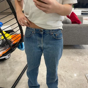 Blå jeans från Levis - Säljer ett par klassiska blå Levis jeans. De har en rak passform och är perfekta för en avslappnad stil.  Jag brukar ha storlek 38 i jeans och de funkar perfekt på mig. På de så står det W 34 L 34 men vet inte hur accurate det är. 