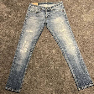Dondup Jeans George - Snygga blå jeans med feta slitningar. Perfekta för en tillbackåtlutad stil.!! storleken är IT så i EU är dom typ W31-32!!               ‼️PRIS KAN DISKUTERAS VID SNABB AFFÄR‼️