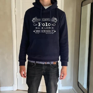 Ralph lauren hoodie - Säljer denna feta hoodie från Ralph lauren. Perfekt nu inför vinter o vår!! Riktigt snygg och bra passform. Modellen är 187cm, Strl. Mer som en storlek medium. Hör av er vid frågor🤝