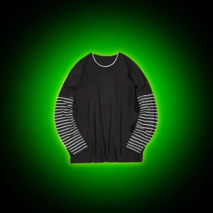 Svart tröja med randiga ärmar - Svart tröja med långa ärmar i svartvitt randigt mönster. Köpt från SHEIN för typ 3 år sedan nu, har använts ganska mycket men har inga defekter! Pälsdjur och hö i hemmet!