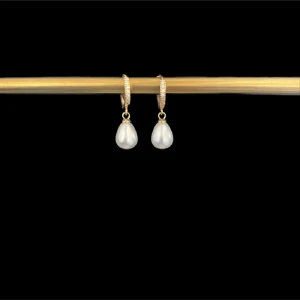 Guldörhängen med pärlor - Eleganta guldörhängen med hängande vita pärlor. Perfekta för att ge en sofistikerad touch till din stil. Örhängena har en klassisk design med en rundad guldfattning som håller pärlorna på plats.