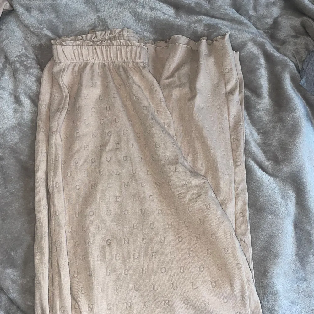 Pyjamasset från lounge underwear med topp, short och långa byxor. De är endast använda någon enstaka gång då de är lite för små för mig. Men materialet är superskönt och väldigt bekvämt. Färgen är en fin beige färg och alla delar är i storlek S. OBS jag säljer alltså alla tre delar för 150kr totalt.🥰 . Muu.