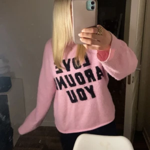 Stickad tröja  - Rosa stickad tröja ifrån hm med text! Jätte jätte snygg😍😍 Strl S!💖💖 Jätte jättefint skick också