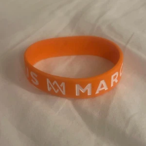 Marcus och Martinus armband - Oranget Marcus och Martinus armband i mycket fint skick!! 