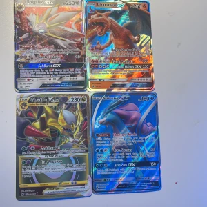 Pokémon GX och VSTAR kort - Fyra Pokémon kort: Solgaleo GX, Charizard GX, Giratina VSTAR och Suicune GX. Korten har holografiska effekter och visar olika Pokémon med deras respektive förmågor och attacker. Perfekt för samlare eller spelare som vill förstärka sin kortlek.