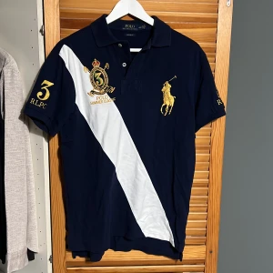 Två snygga Ralph Lauren polos - En blå samt röd polo av märket Ralph Lauren. De är båda i storlek M och är i mycket fint skick. Finns möjlighet att köpa dem var för sig för 450kr st.