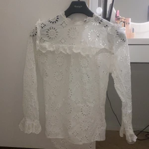 Blus/tröja - Blus från zara, aldrig använd. Bra skick 🙃köparen står för frakten.