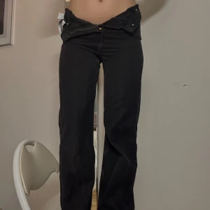 Svarta Levi’s Jeans  - Snygga svarta Levi’s jeans med hög midja och raka ben. Säljs då de blivit för små. I gott skick! 