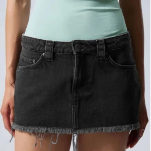 Svart jeanskjol - Lågmidjade jeanskjol ifrån Weekday, bara använt fåtal gånger så fint skick!