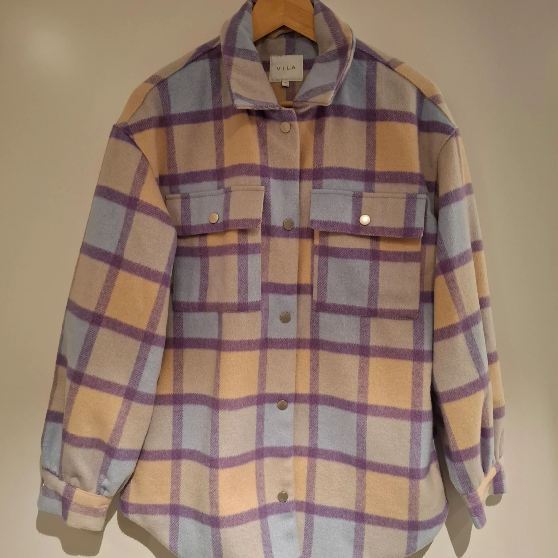 Rutig overshirt från Vila