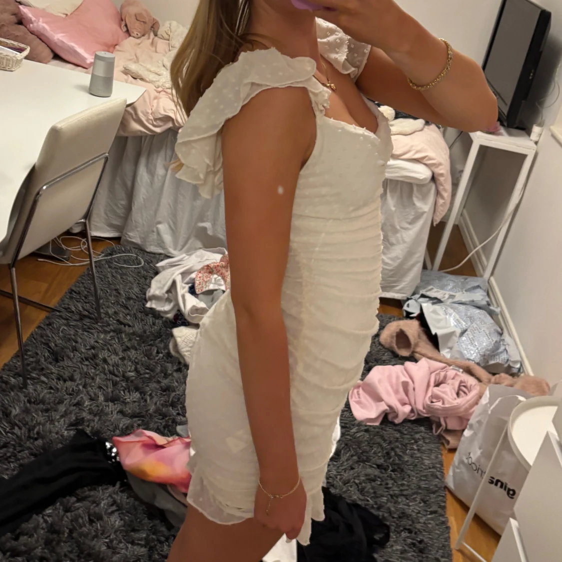 Vit kortklänning med volangdetaljer - 91