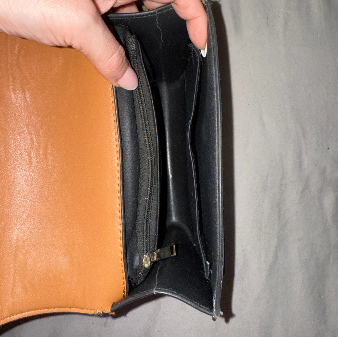 Beige och brun handväska med kedjedetalj - 91