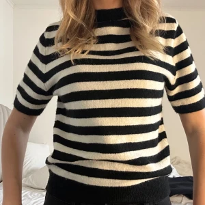 Stickad t-shirt - Säljer en snygg randig stickad tröja i såååå mjukt material. Använd max 3 gånger!!