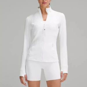 Vit jacka från lululemon strl 2 define jacket luon  - Jacka från lululemon i vit färg som för övrigt alltid är slutsåld och jättesvår att få tag på! Köpte denna i new york. Strl 2 med lapparna kvar