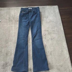 Blå jeans från Lois  - Snygga jeans från Lois i modellen melrose. Byxorna är i storlek 25/34 men är upplagada hos skräddare så motsvarar mer 25/32. Jeansen är aldrig använda!