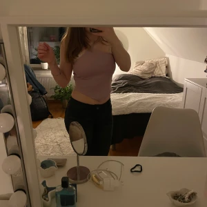 Lila oneshoulder topp - Säljer en stilren lila oneshoulder topp. Perfekt för en trendig look med sin croppade design. Passar bra till både jeans och kjol! Perfekt till sommaren🌴