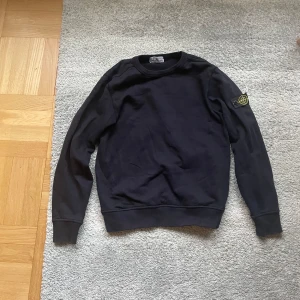 Snygg Stone Island Sweatshirt 12 år - Fin och använd sweatshirt från märket Stone Island. Ett litet hål på ena armen som knappt syns 