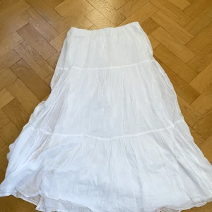 Lång kjol - Säljer en lång kjol från ginatricot. Säljer den för att den inte passar. Nypris är 500kr. Används en sommar.