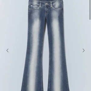 Blå bootcut jeans från weekday  - Snygga blå bootcut jeans från Weekday/ Cheap monday. Finns täcken på användning men inget som syns överdrivet mycket 