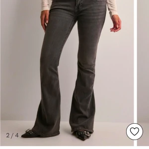 Grå bootcut jeans - Snygga grå bootcut jeans med en klassisk femficksdesign. De har en bekväm passform och är perfekta för en avslappnad stil. Jeansen har en lätt tvättad look som ger dem en trendig touch.