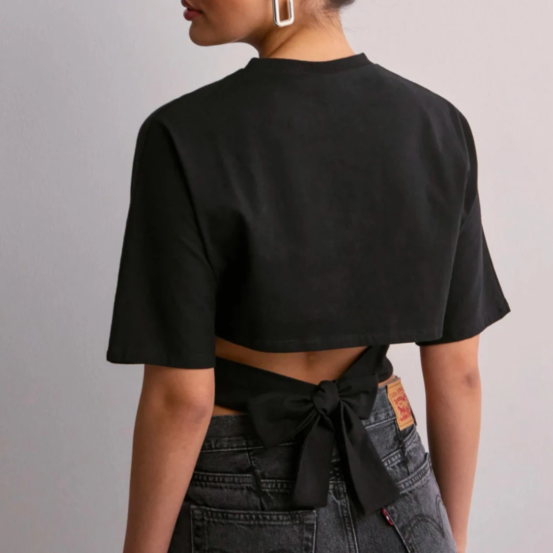 Svart croppad topp med knyt
