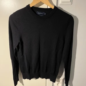 Riley Tröja - Säljer denna feta Riley tröja som passa perfekt till vintern. Storlek: S men passar XS. Tröjan är köpt på brothers. Nypris: 900kr. Skick: 8/10. Pris kan diskuteras vid snabb affär! Skriv vid frågor! 