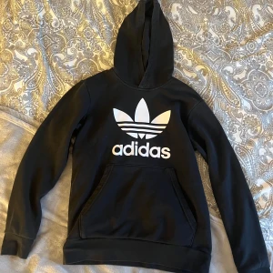 Adidas Hoodie - Inga tecken på användning. Står storlek 158 men passar mig som har xs/s. Sätt gärna ihop en bundle! Kan då ge lite rabatt!