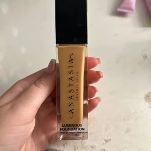 foundation från anastasia  - Säljer en Luminous Foundation från Anastasia Beverly Hills i nyansen 310C. blir super fin på då jag redan har två stycken till! nypris 289kr!💕