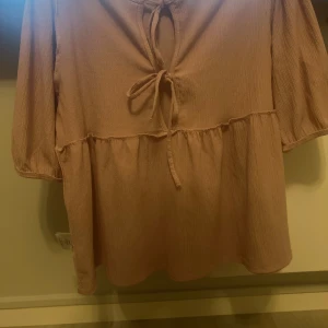 Rosa tröja kortarmad  - Väldigt bra tröja kallt tyg och bra för sommaren från lager 157 köpte den för 300 säljer den nu för 150 kr . Jag tyckte den va väldigt skön och materialet väldigt skönt.