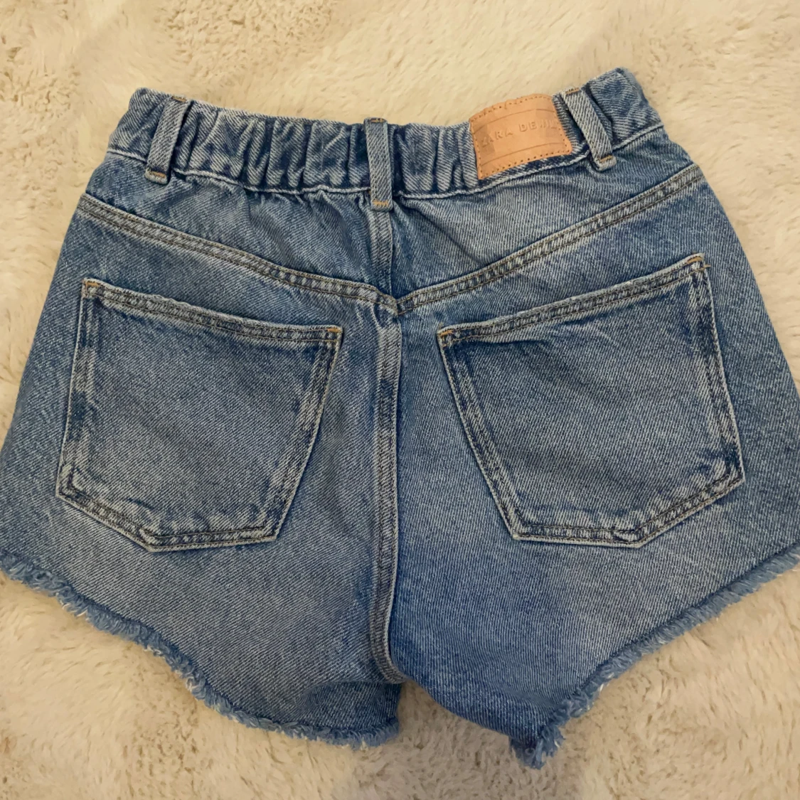 Blå jeansshorts med slitningar - 92