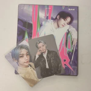 Straykids - Säljer Staykids Rockstar album (Leeknow ver). Allt på bilderna medföljer. Skivan är använd fåtal gånger.