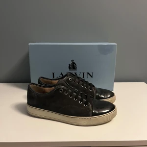 Lanvin  - Säljer mina Lanvins då jag har köpt nya | Det är ett par elephant grey som är en eftertraktad färg| skulle säga 7/10 i skick då dom är välanvända men bra behandlade | Skorna kommer i boxen | priset är inte hugget i sten | skriv om ni har funderingar eller vill ha fler bilder 