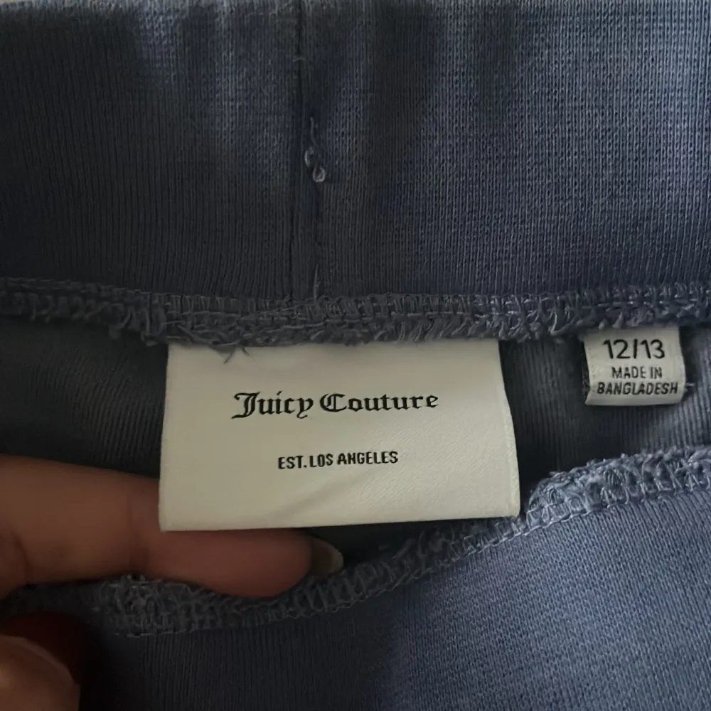 Säljer ett par superbekväma blå mjukisbyxor från Juicy Couture. De har en loose passform med snörning i midjan och stora fickor både fram och bak. Knappt använda passar bra för mig som är 160, köpta för 600.. Jeans & Byxor.