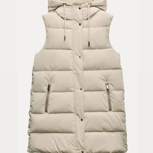 Väst - Jätte fin beige väst från Zara, perfekt inför höst och vår, håller dessutom värme