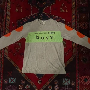 CDG Longsleeve  - Är 181 sitter som M lite oversized  Bra skick och rkt clean 