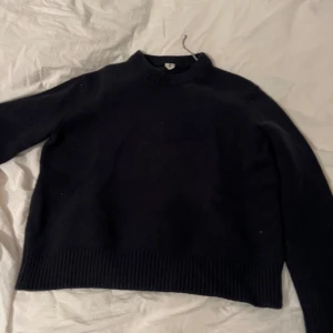 Blå arket tröja - Råkade tvätta fel så har krympt rätt mycket i tvätten. Står storlek M på lappen men just nu är den istället närmare en XS. Orginalt från herravdelningen