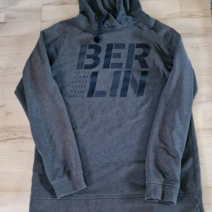 SOC hoodie - Glattigt tyg i toppskick. Inköpt på Stadium Strl S (herr). Modellen är 181 cm lång