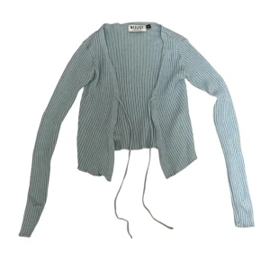 Ljusblå ribbad kofta från Wilday - Superfin kort ljusblå kofta från MADLADY. Den är ribbad och har långa ärmar med en snygg knytning framtill 🩵