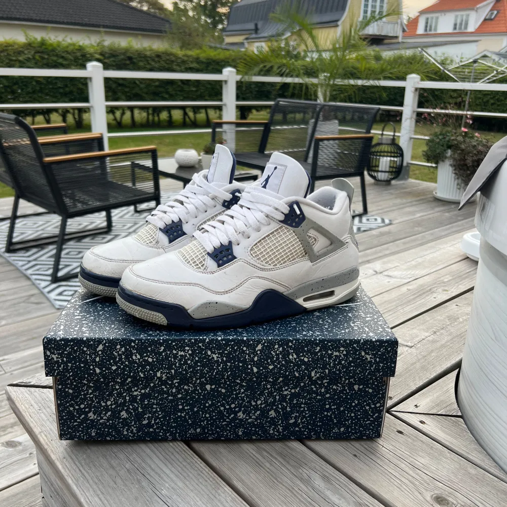 Jordan 4 midnight navy, skick 6,5/10 (ej särskilt tvättade så en 7/10 med en tvätt), storlek 43. Mvh// Elliot . Skor.